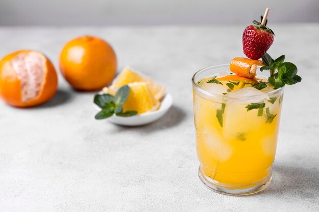 Refrescante bebida alcohólica con fresa