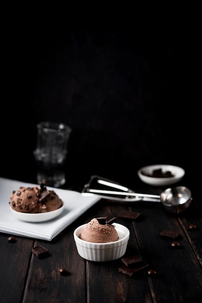 Foto gratuita refrescante helado de chocolate sobre la mesa