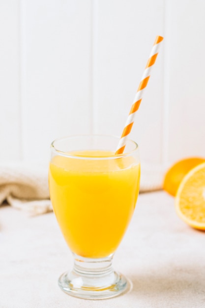 Refrescante jugo de naranja con pajita.