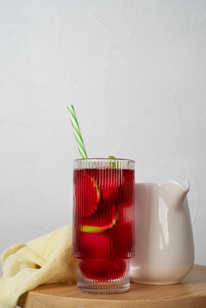 Foto gratuita refrescante té helado de hibisco en recipiente de vidrio transparente