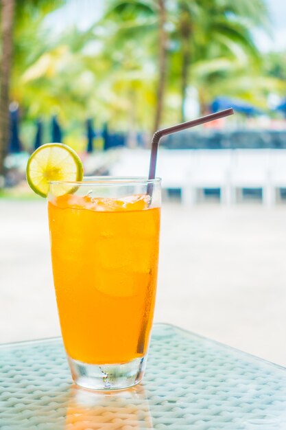 Refresco delicioso con una rodaja de lima