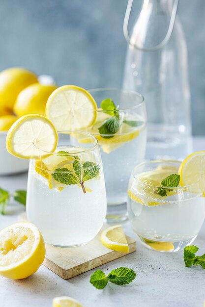 Refresco de limonada fresca con limones en rodajas en un vaso
