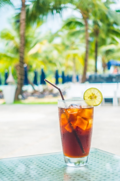 Refresco con pajita y limón