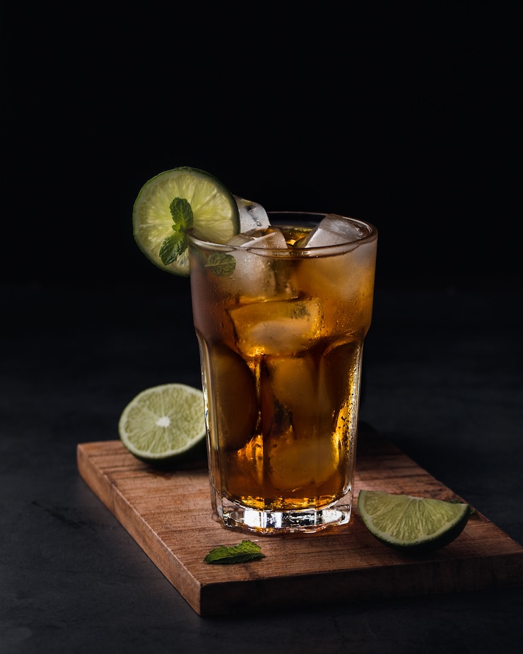 Foto gratuito refresco refrescante con rodajas de limón en un vaso de vidrio sobre negro