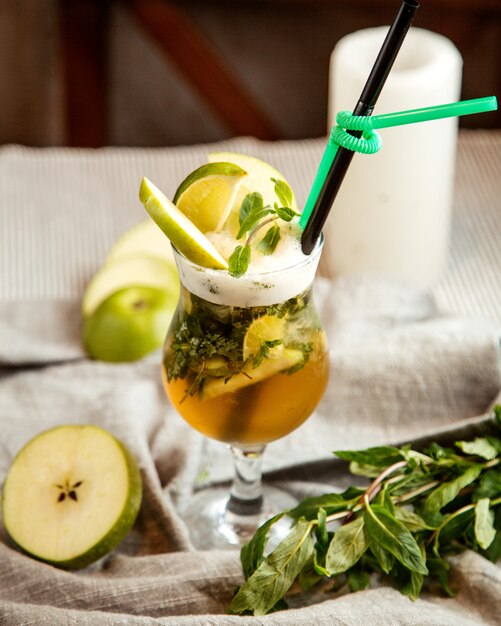 Refresco de vista frontal con una rodaja de menta y manzana