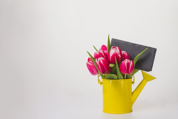 Foto gratuita regadera con flores lindas