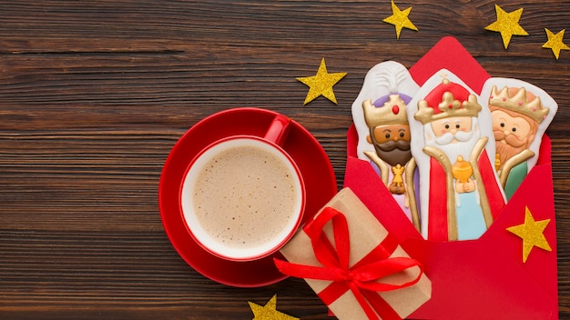 Regalías figuritas comestibles de galletas y taza de café roja