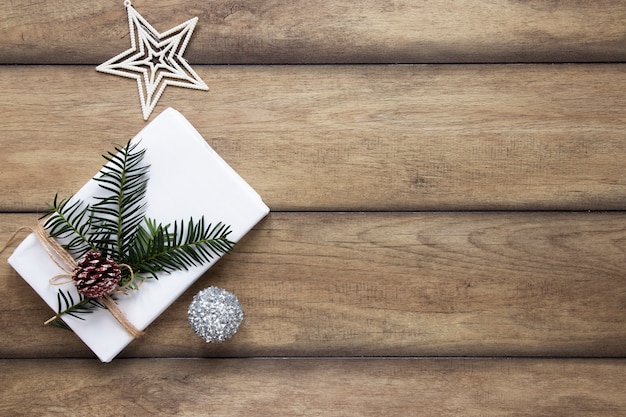 Regalo blanco envuelto con decoraciones y espacio de copia