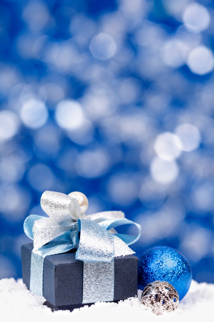 Foto gratuito un regalo con una bola de navidad