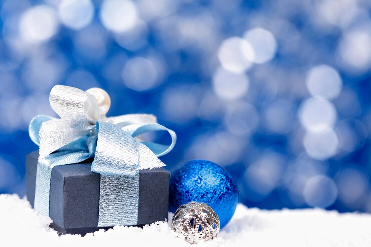 Foto gratuito un regalo y una bola de navidad