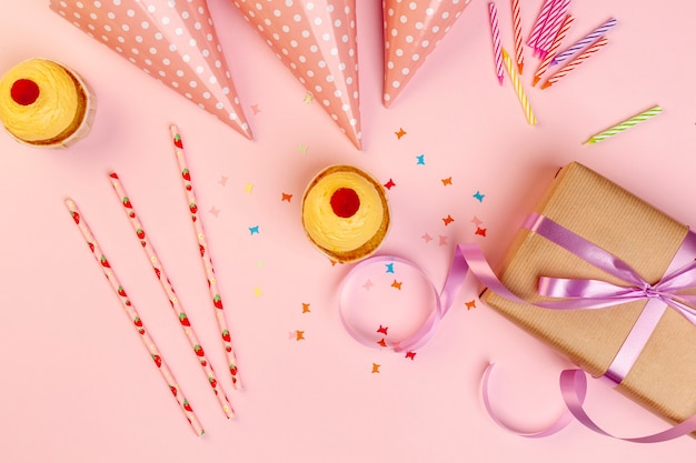 Regalo de cumpleaños y accesorios de fiesta coloridos