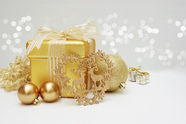 Regalo y decoraciones de Navidad en oro
