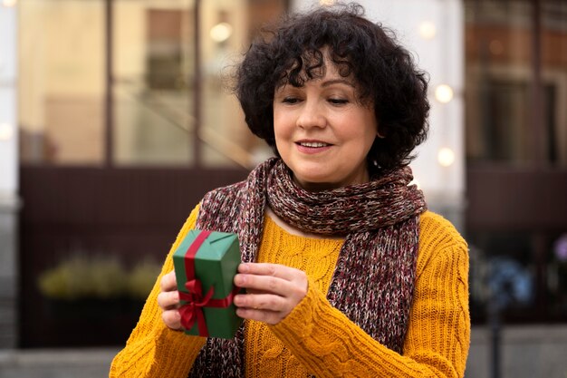 Regalo de explotación de mujer de tiro medio