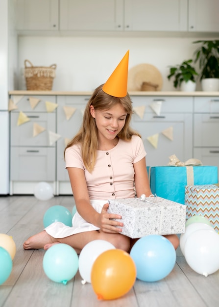 Regalo de explotación de niña sonriente de tiro completo