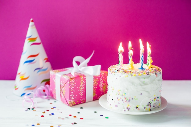 Regalo festivo y pastel de cumpleaños