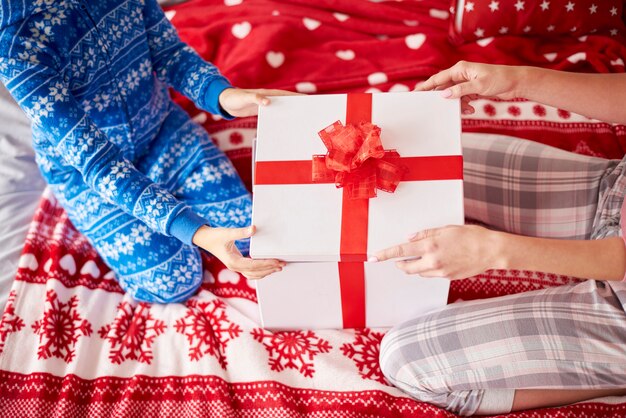 Regalo de navidad en la cama