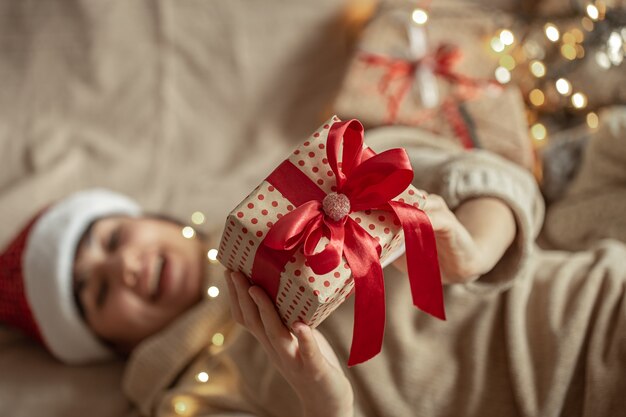 Regalo de Navidad de cerca en manos femeninas