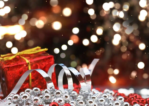 Regalo de Navidad y decoraciones en fondo desenfocado de luces bokeh