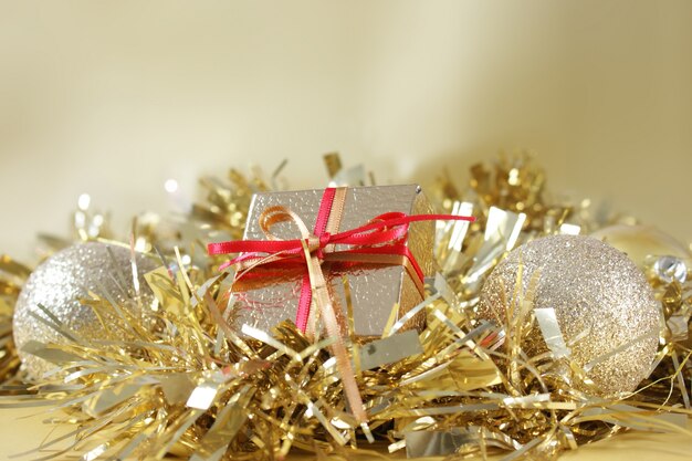 Regalo de Navidad y decoraciones en oropel