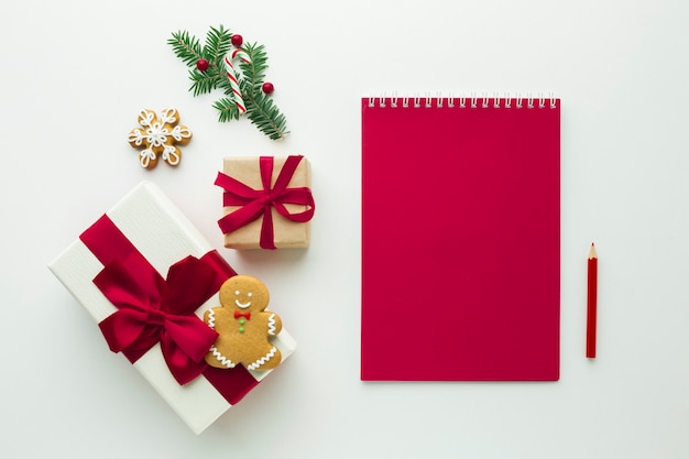 Regalo de navidad con maqueta de cuaderno