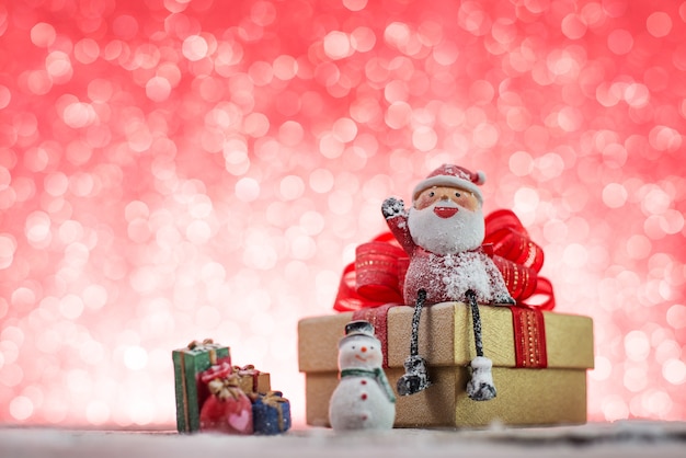 Regalo de navidad con papá noel y un muñeco de nieve