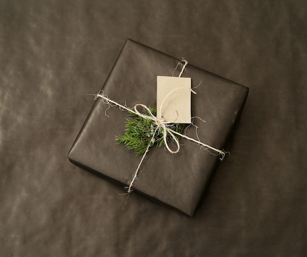 Foto gratuita regalo de navidad con papel envuelto negro