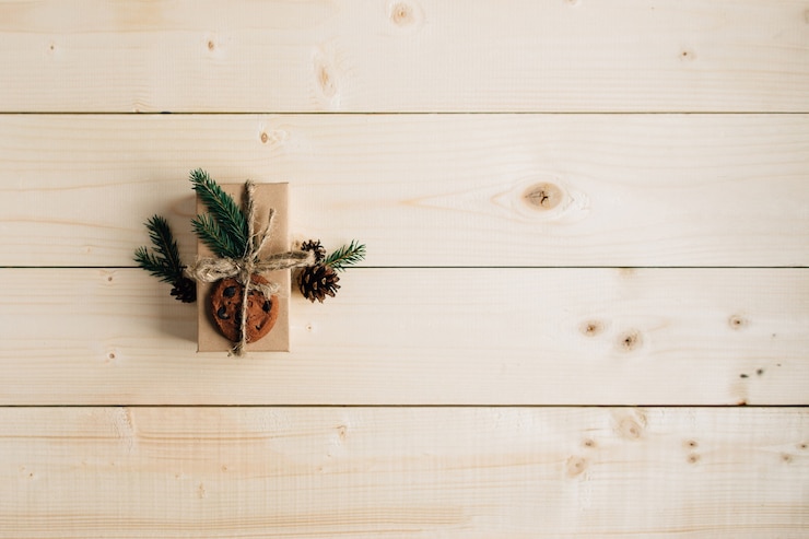 Foto gratuito regalo de navidad en la rústica mesa de madera.