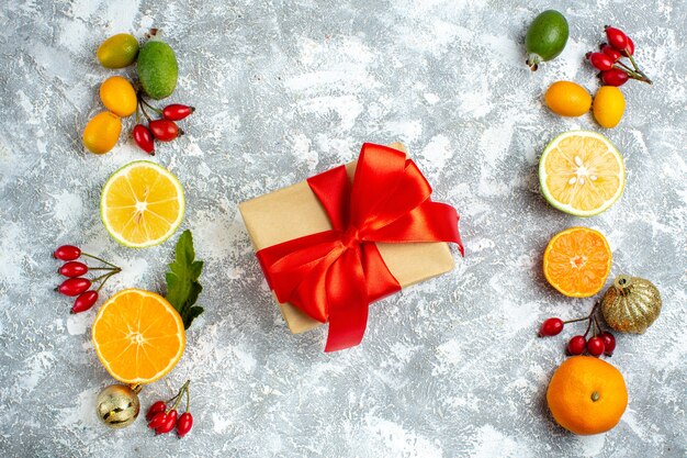 Regalo de Navidad de la vista superior cortó los limones escaramujos del perro en el espacio de copia de la tabla gris