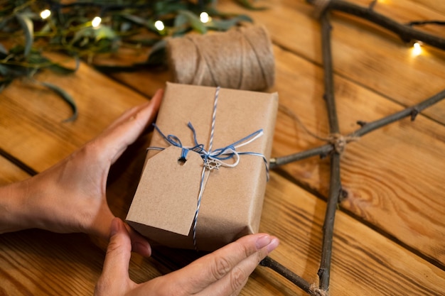 Regalo de papel envuelto feliz hanukkah