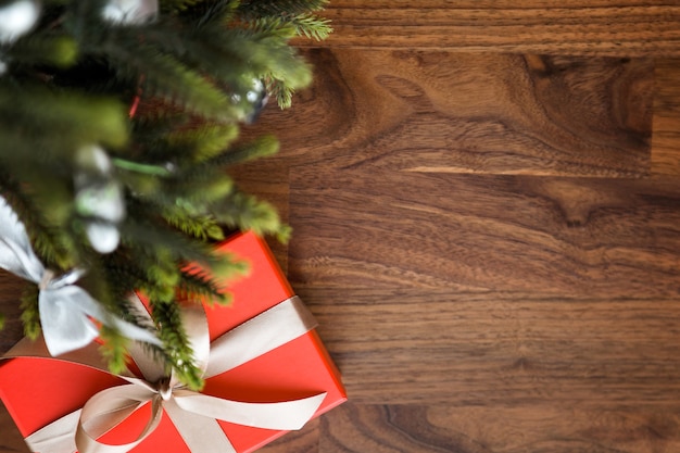 Regalo rojo y un árbol de navidad