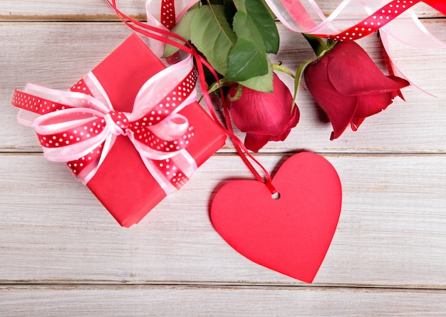 Regalo rojo de san valentín con una tarjeta de corazón