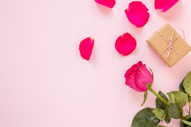 Foto gratuita regalo con rosas y pétalos para san valentín