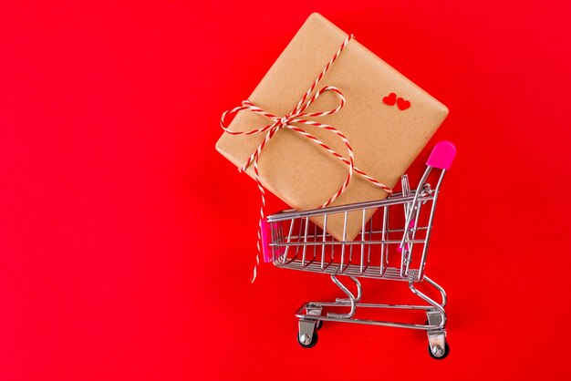 Regalo de San Valentín en carrito de compras de juguetes.