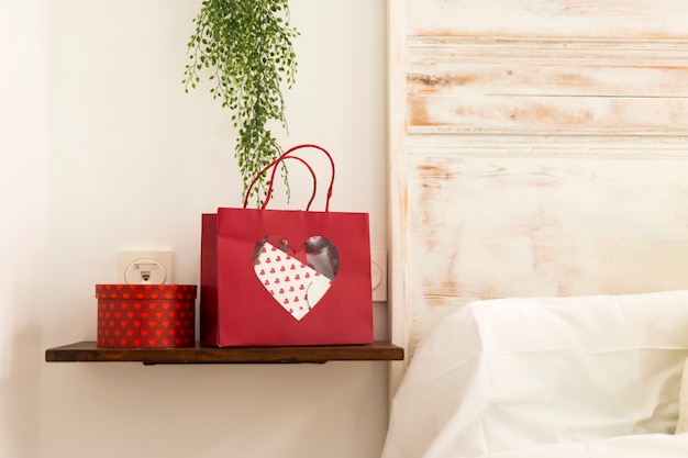 Foto gratuita regalo de san valentín en estante de dormitorio