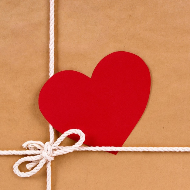 Regalo de san valentín con etiqueta de regalo paquete de papel marrón fondo de paquete