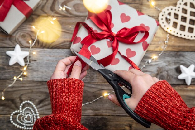 Foto gratuita regalo de san valentín en un fondo de madera con vista superior de detalles de decoración