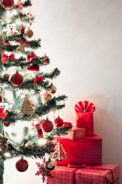 Regalos al lado de árbol de navidad