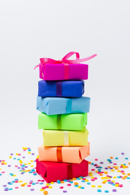 Foto gratuita regalos arcoiris para fiesta de cumpleaños