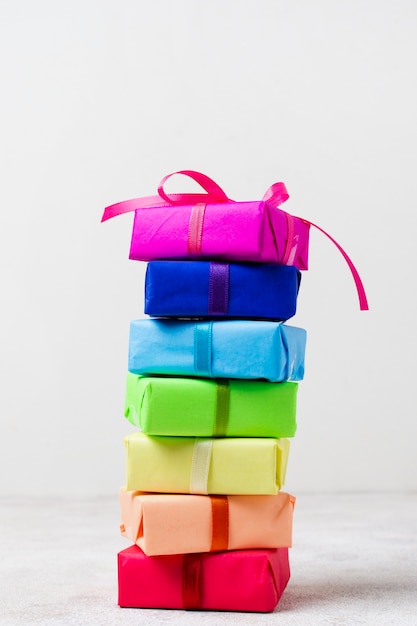 Regalos de arcoiris en la mesa para fiesta de cumpleaños