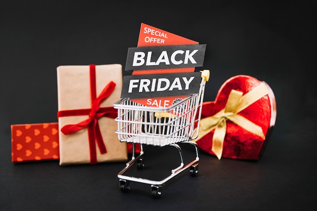 Regalos y carro de compra con etiqueta de black friday