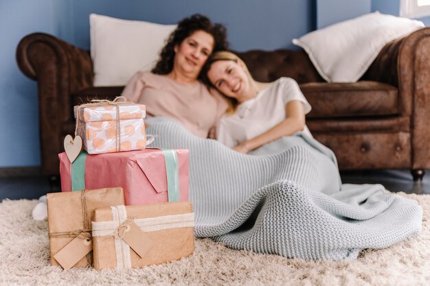 Regalos cerca de mujeres encantadoras