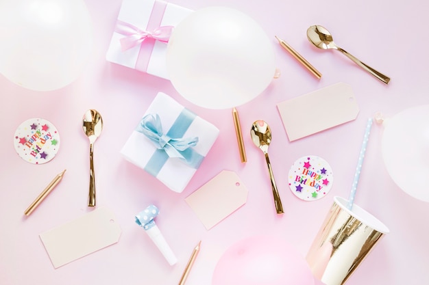 Foto gratuita regalos y cosas de fiesta en fondo rosa