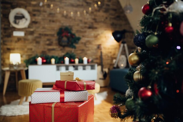 Regalos envueltos bajo el árbol de Navidad en la sala de estar