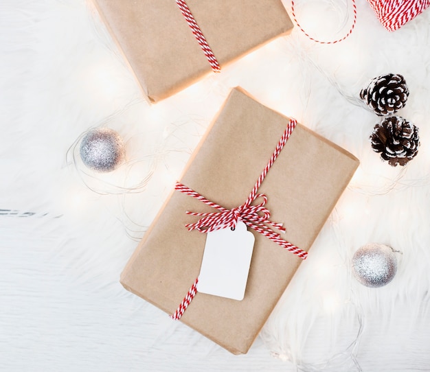 Regalos envueltos con decoraciones navideñas.