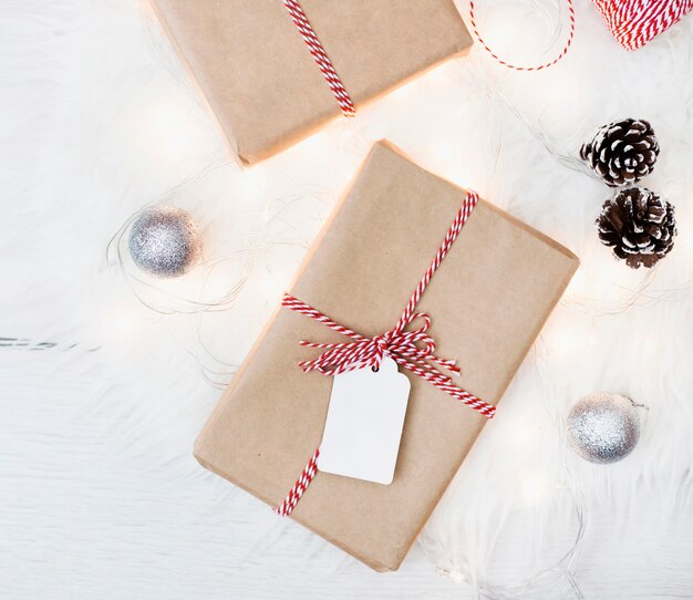 Regalos envueltos con decoraciones navideñas.