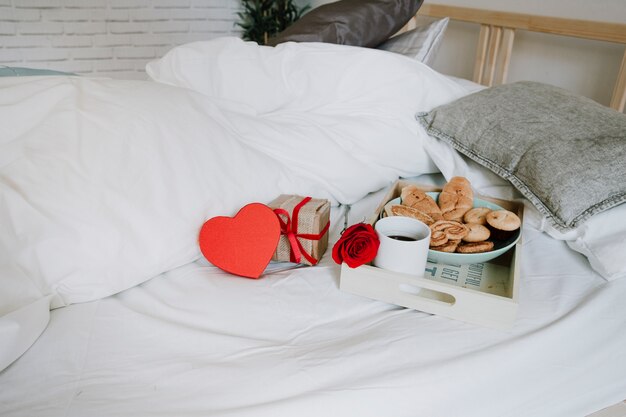 Regalos y se levantó cerca del desayuno en la cama