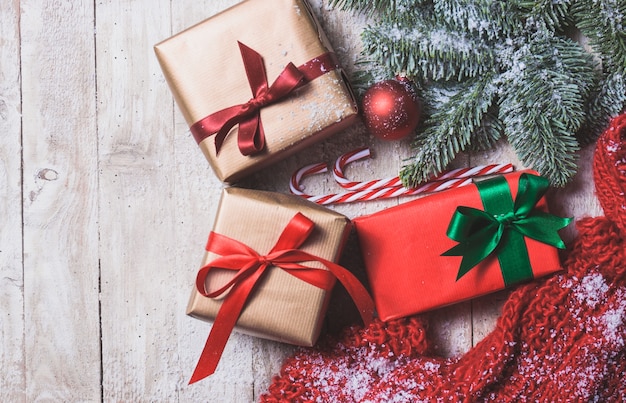 Regalos marrones y un regalo rojo con adornos navideños