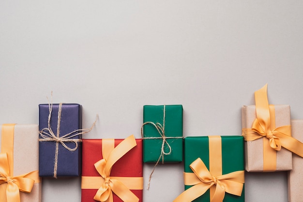Foto gratuita regalos para navidad con cinta y cuerda