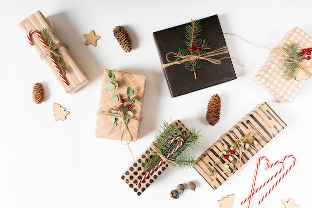 Regalos de navidad envueltos con varias decoraciones.