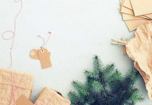 Regalos de Navidad, etiquetas de papel y árbol de Navidad.